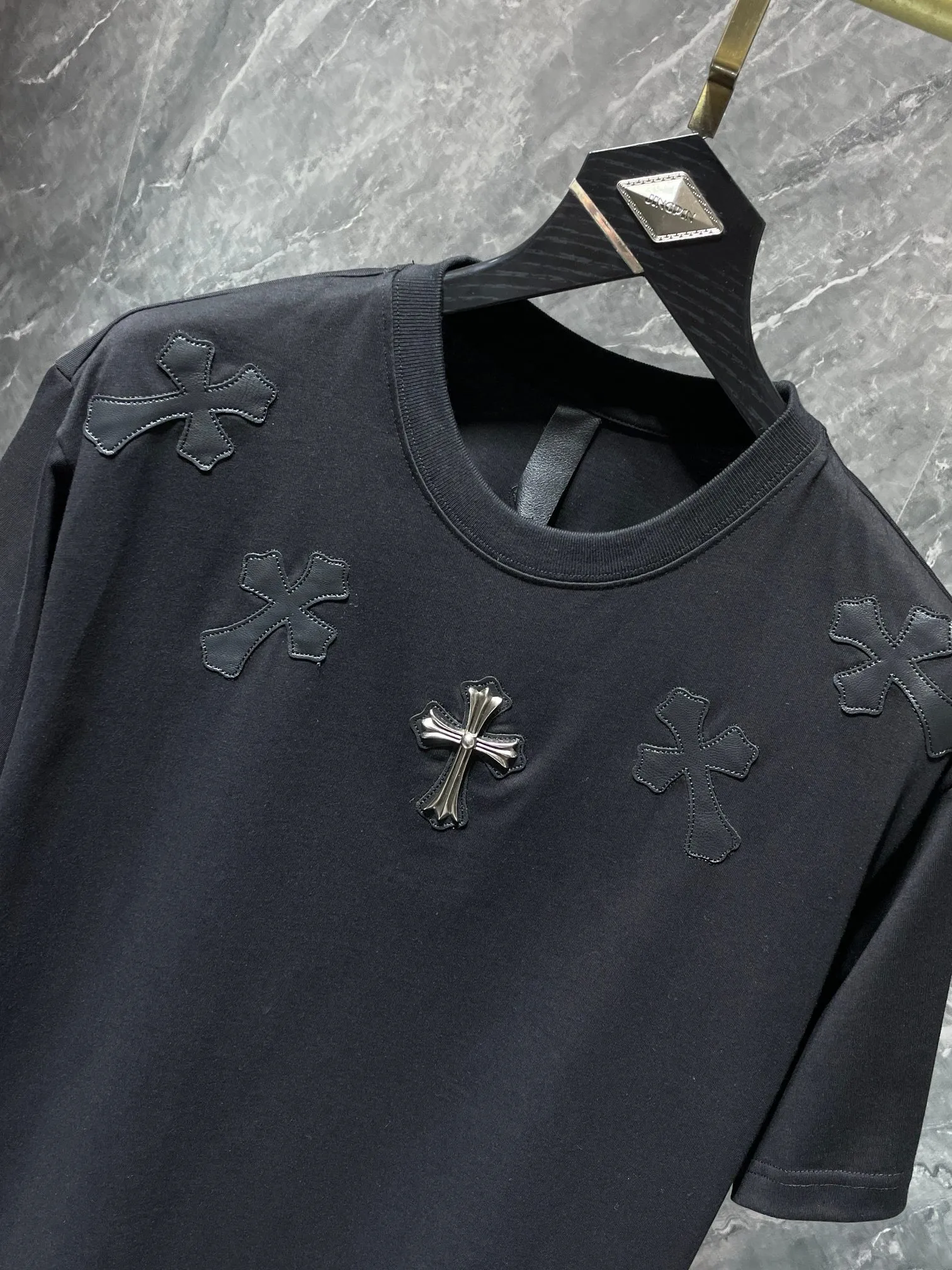 P154 New Chrome Hearts 25ss for summer. High gram weight, environmentally friendly and high-quality top-grade fabric. 260g~270g Chrome Hearts heavy industry leather cross short sleeves. Counter synchronization. 1:1 replica version. Recommended color: white, black. Size: S, M, L, XL.